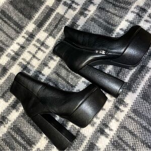 Elegant Black Platform Ankle Boots, barely worn, sorry for the not best pictures